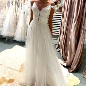 Brides to be??New Wedding dress with tags,size 2,smoke free